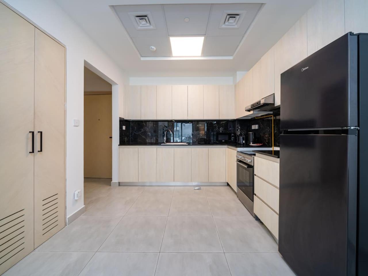 Bright And Spacious 1 Bed Prime Jvc Location *