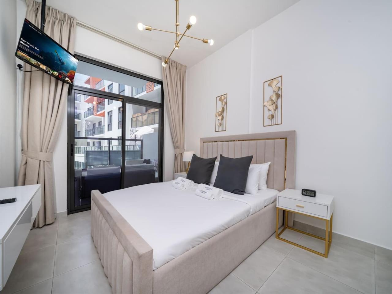 Bright And Spacious 1 Bed Prime Jvc Location *